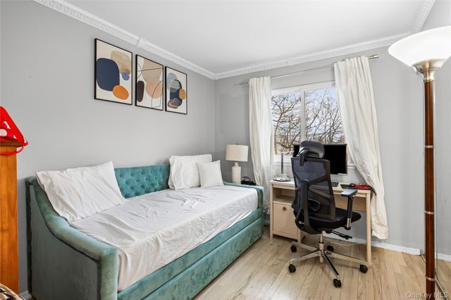 18 South Drive, Manhasset Hills, NY 11040