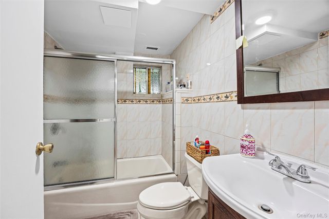 18 South Drive, Manhasset Hills, NY 11040