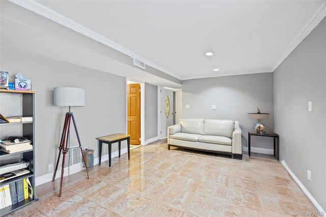 18 South Drive, Manhasset Hills, NY 11040