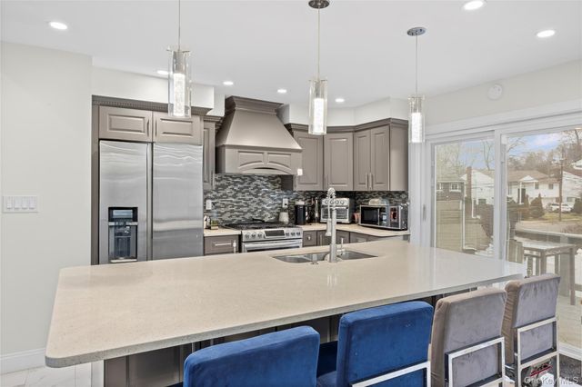 18 South Drive, Manhasset Hills, NY 11040