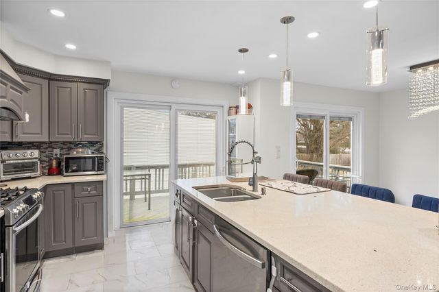 18 South Drive, Manhasset Hills, NY 11040