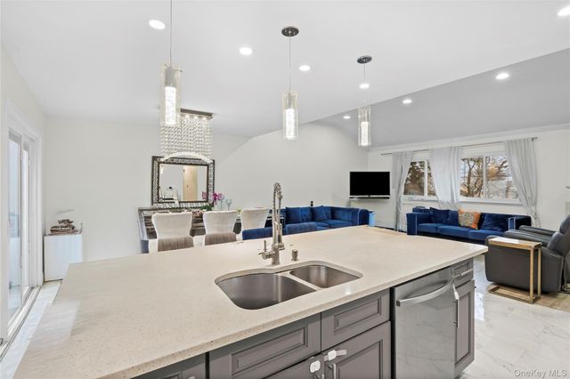 18 South Drive, Manhasset Hills, NY 11040