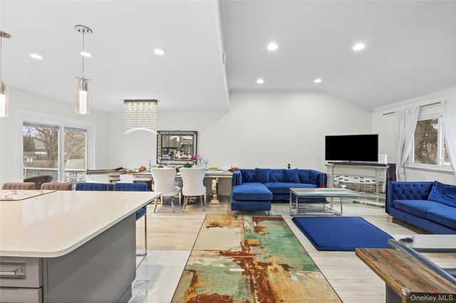 18 South Drive, Manhasset Hills, NY 11040