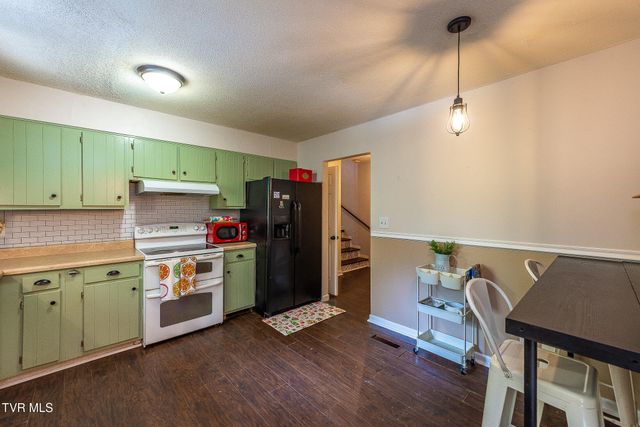 625 Dover Avenue, Mount Carmel, TN 37645