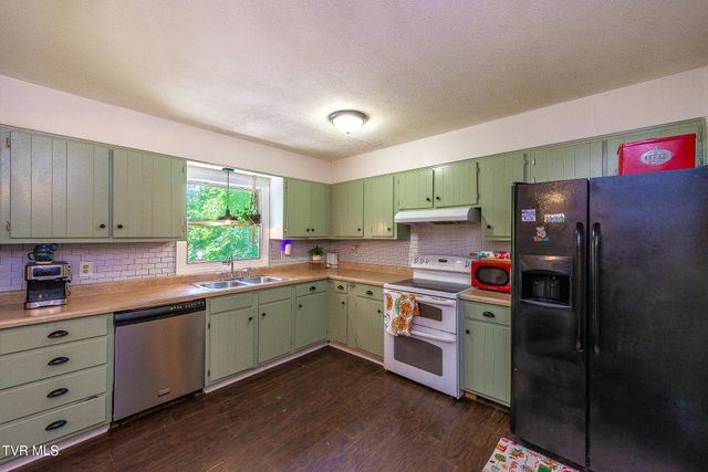 625 Dover Avenue, Mount Carmel, TN 37645