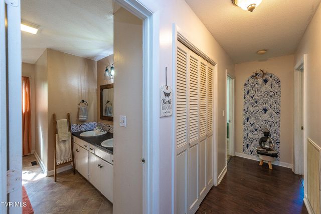625 Dover Avenue, Mount Carmel, TN 37645
