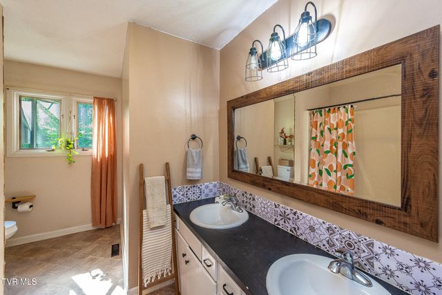 625 Dover Avenue, Mount Carmel, TN 37645