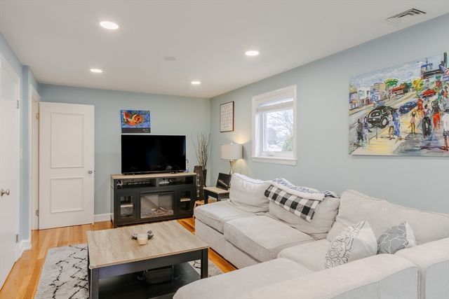 19 Miriam Road, Waltham, MA 02451