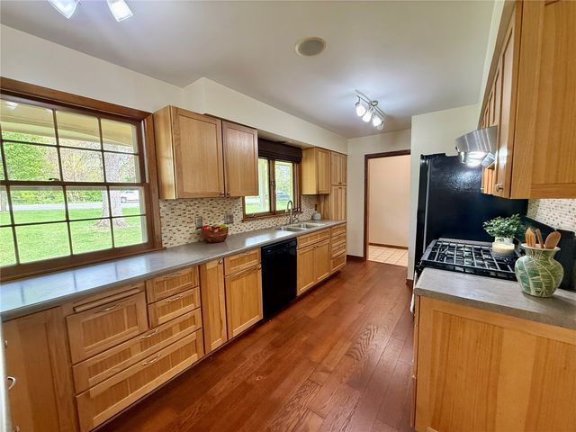 4261 Oak Leaf Ln NE, Iowa City, IA 52240