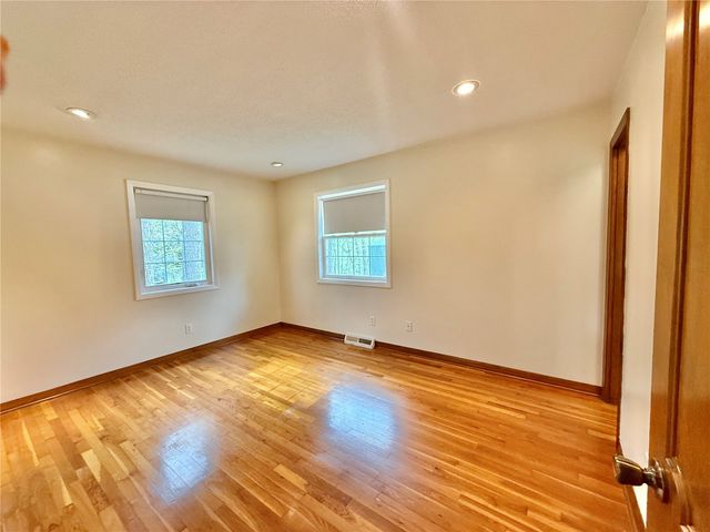 4261 Oak Leaf Ln NE, Iowa City, IA 52240