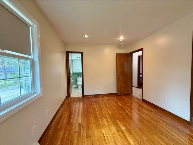 4261 Oak Leaf Ln NE, Iowa City, IA 52240