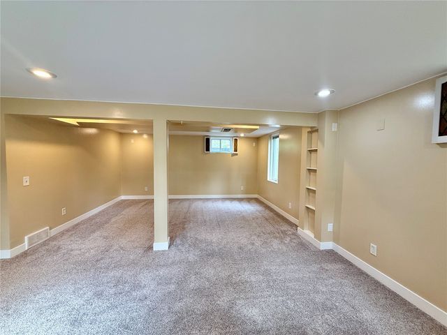4261 Oak Leaf Ln NE, Iowa City, IA 52240
