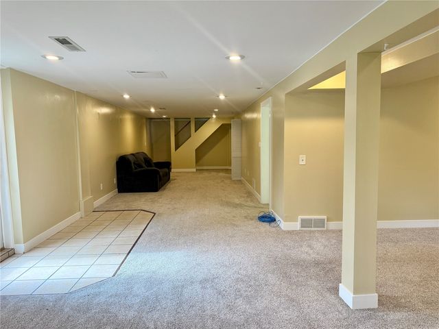 4261 Oak Leaf Ln NE, Iowa City, IA 52240