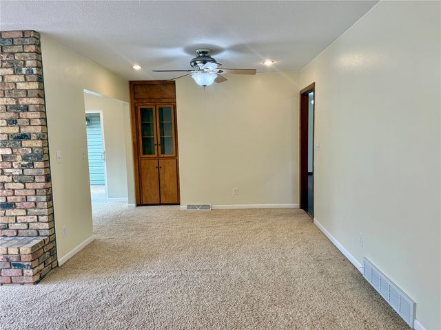 4261 Oak Leaf Ln NE, Iowa City, IA 52240