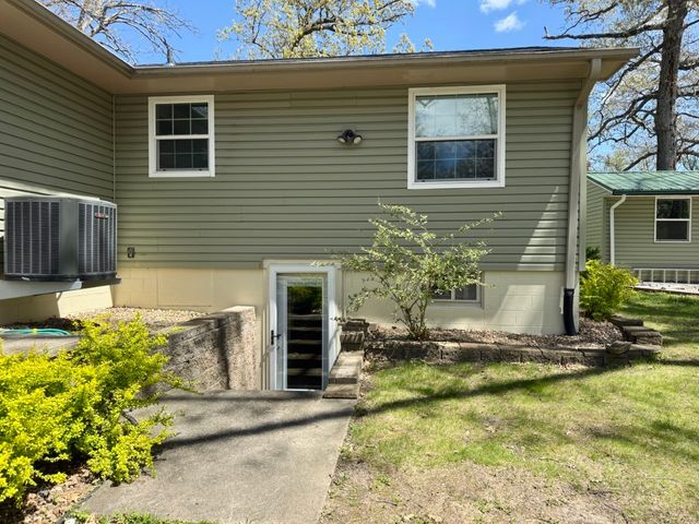 4261 Oak Leaf Ln NE, Iowa City, IA 52240