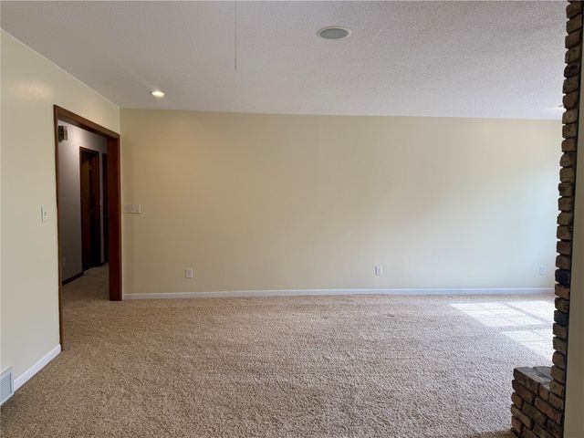 4261 Oak Leaf Ln NE, Iowa City, IA 52240