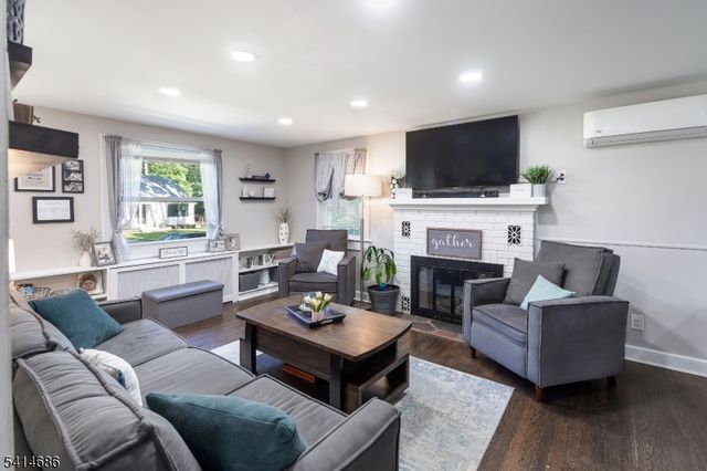 17 Woodstone Rd, Rockaway Boro, NJ 07866