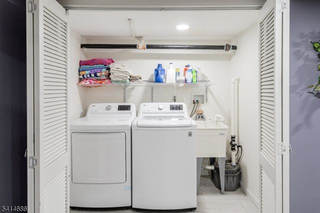 17 Woodstone Rd, Rockaway Boro, NJ 07866