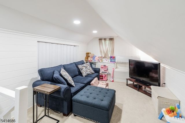 17 Woodstone Rd, Rockaway Boro, NJ 07866