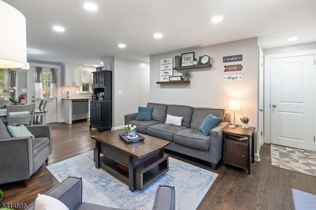 17 Woodstone Rd, Rockaway Boro, NJ 07866