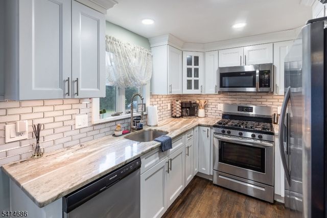 17 Woodstone Rd, Rockaway Boro, NJ 07866