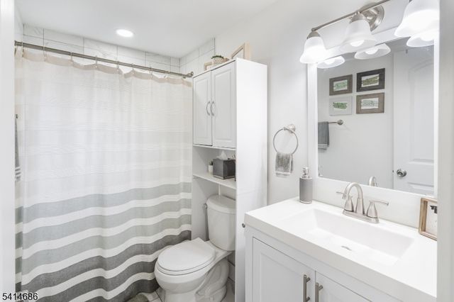 17 Woodstone Rd, Rockaway Boro, NJ 07866