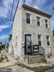 208 MAPLE ST, Reading, PA 19602