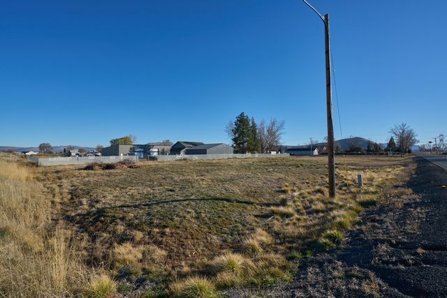 1081 Joe Wright Road, Klamath Falls, OR 97603