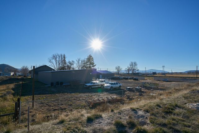 1081 Joe Wright Road, Klamath Falls, OR 97603