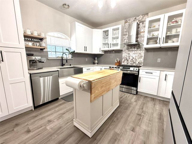 312 Springhill Drive, Hurst, TX 76054