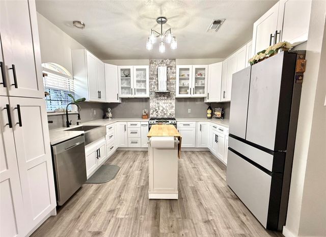 312 Springhill Drive, Hurst, TX 76054