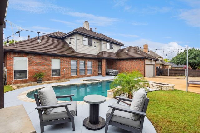 312 Springhill Drive, Hurst, TX 76054