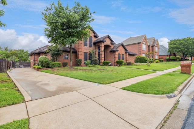 312 Springhill Drive, Hurst, TX 76054