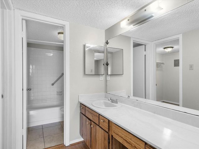 2800 Jeanetta St 1106, Houston, TX 77063