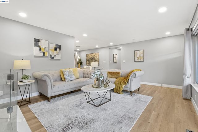 275 Orchard Rd, Orinda, CA 94563