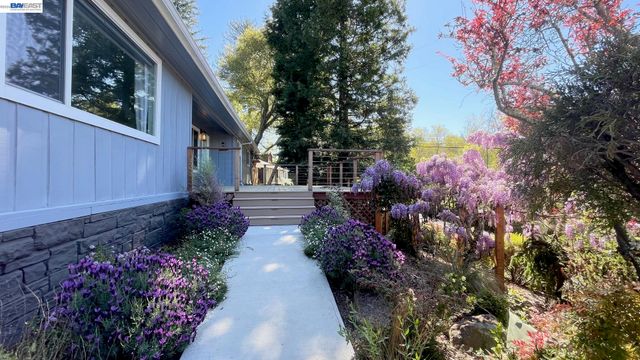 275 Orchard Rd, Orinda, CA 94563