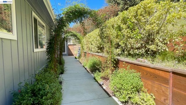 275 Orchard Rd, Orinda, CA 94563