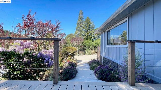 275 Orchard Rd, Orinda, CA 94563