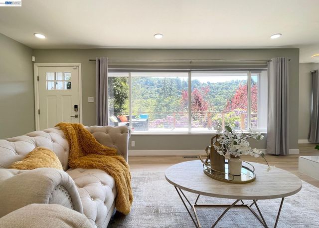 275 Orchard Rd, Orinda, CA 94563