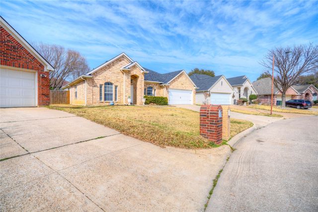1107 Deer Valley Lane, Arlington, TX 76001