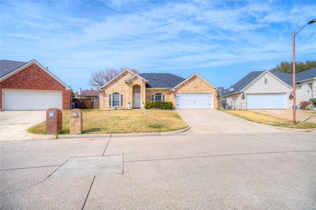 1107 Deer Valley Lane, Arlington, TX 76001