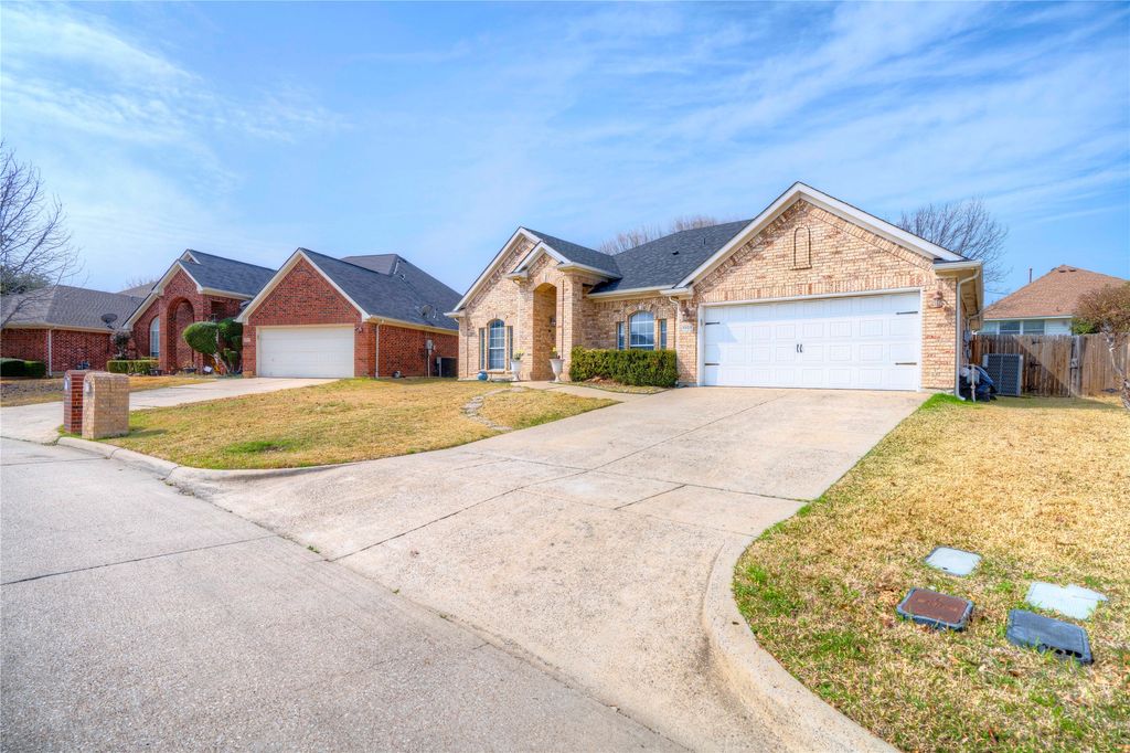 1107 Deer Valley Lane, Arlington, TX 76001