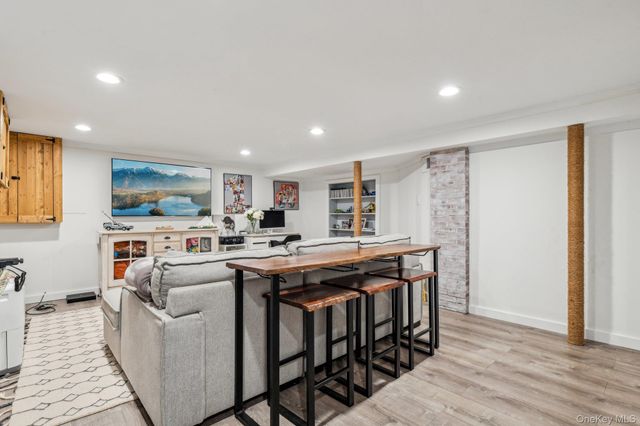 4 Jeffrey Lane, Setauket, NY 11733