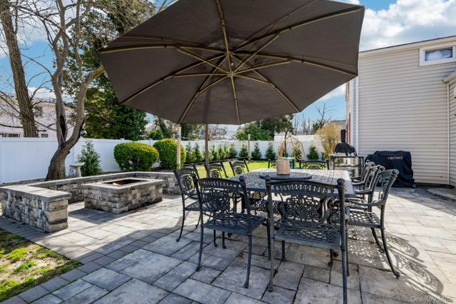 4 Jeffrey Lane, Setauket, NY 11733