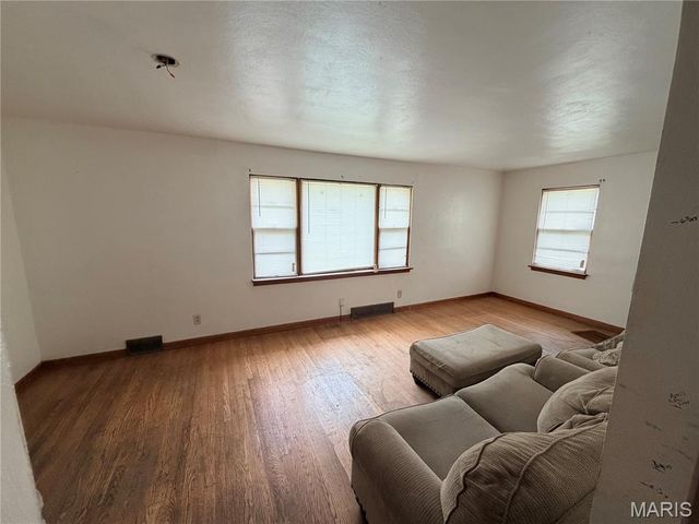 8933 Hillview Avenue, Jennings, MO 63136