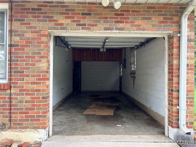 8933 Hillview Avenue, Jennings, MO 63136