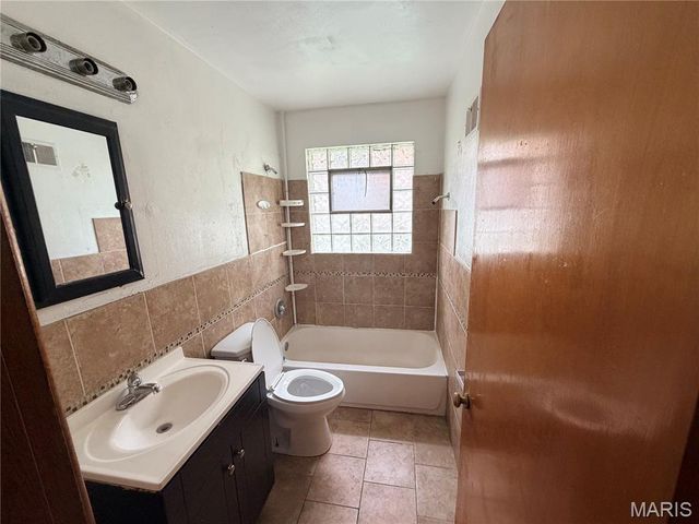 8933 Hillview Avenue, Jennings, MO 63136