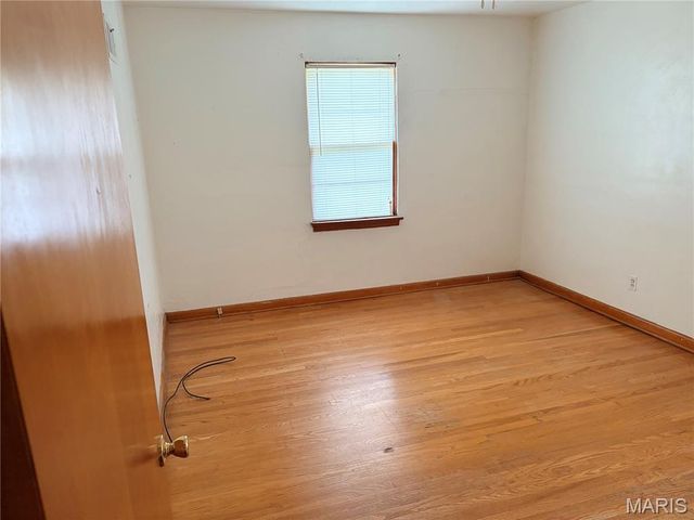 8933 Hillview Avenue, Jennings, MO 63136