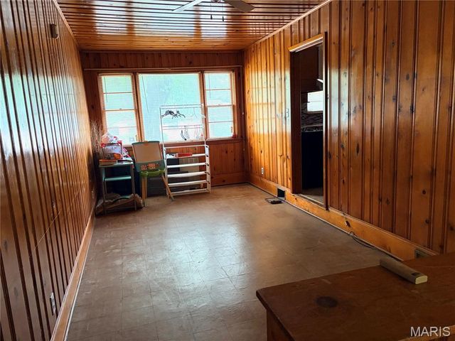 8933 Hillview Avenue, Jennings, MO 63136