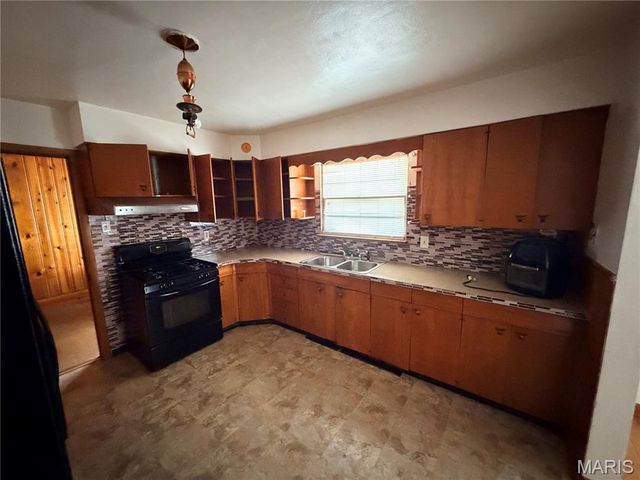 8933 Hillview Avenue, Jennings, MO 63136